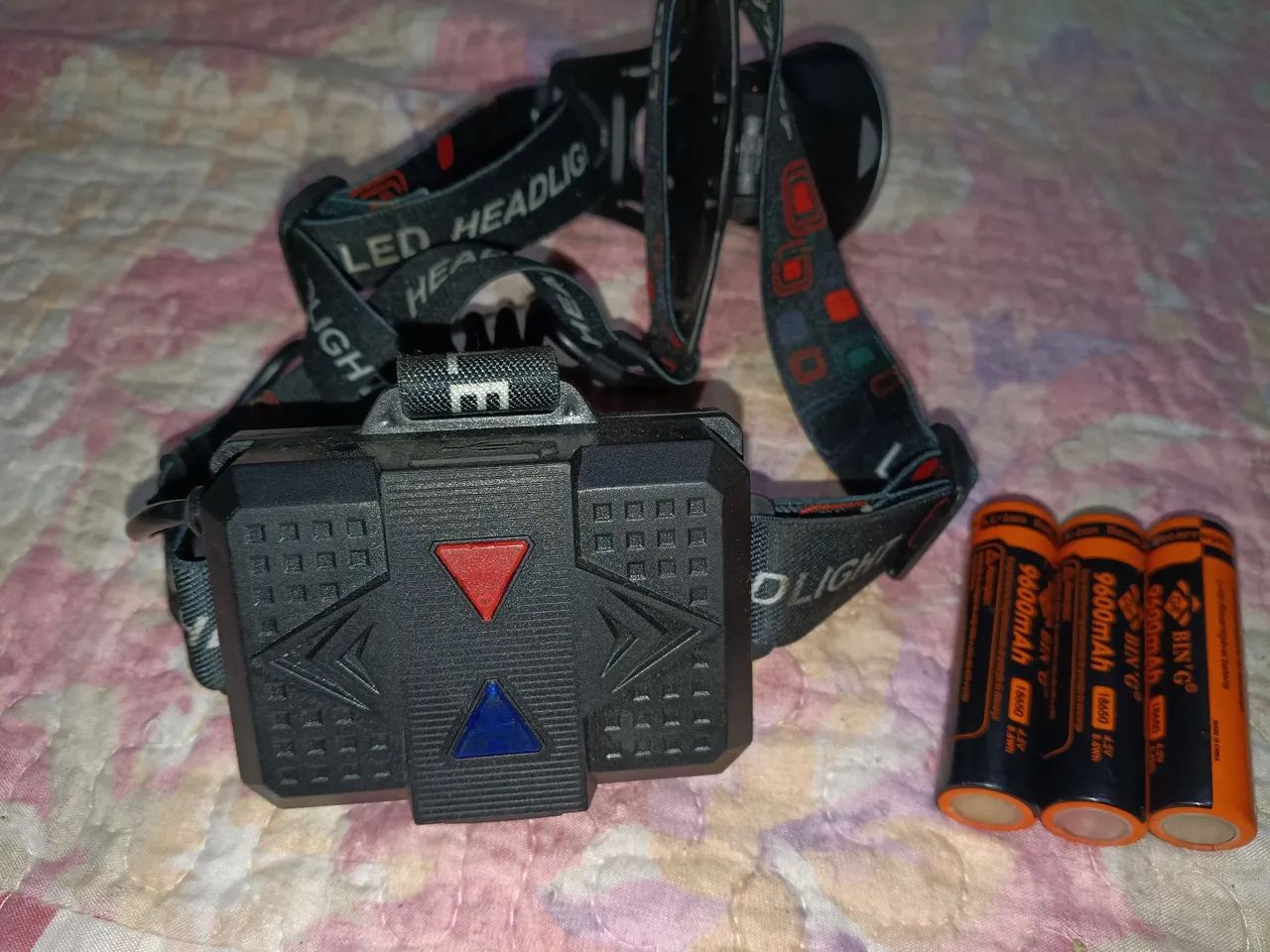 Lanterna de cabeça carregável USB.