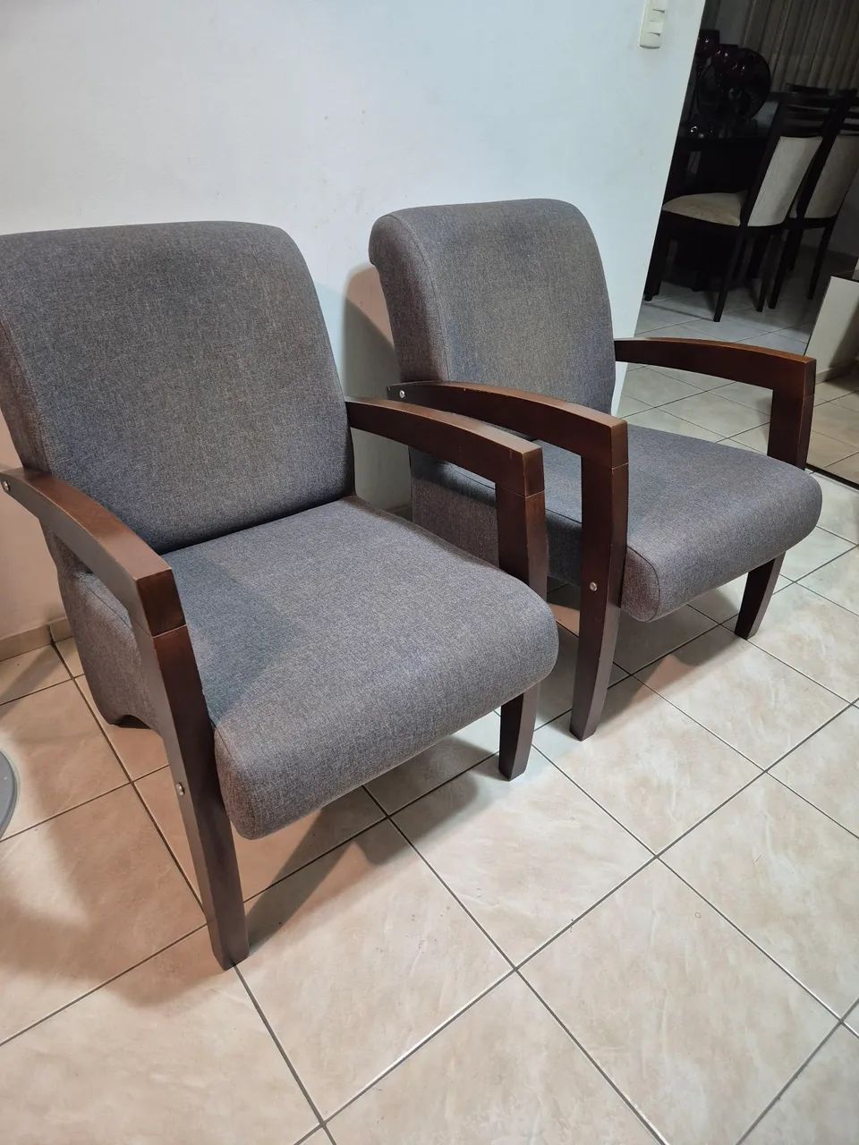 Sofá dois lugares e duas poltronas  - Foto 4
