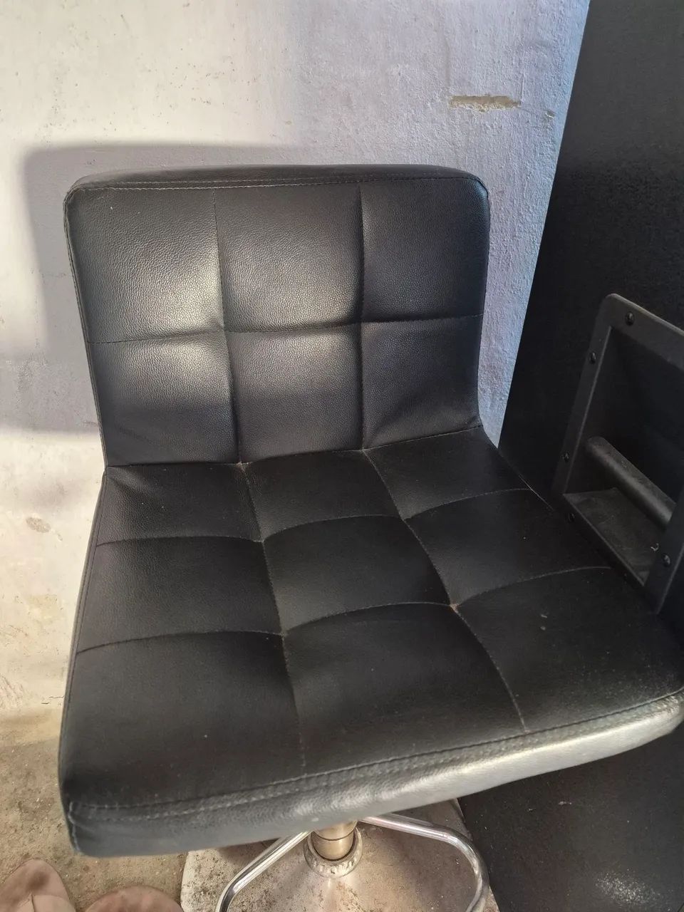 2 banquetas giratórias de couro