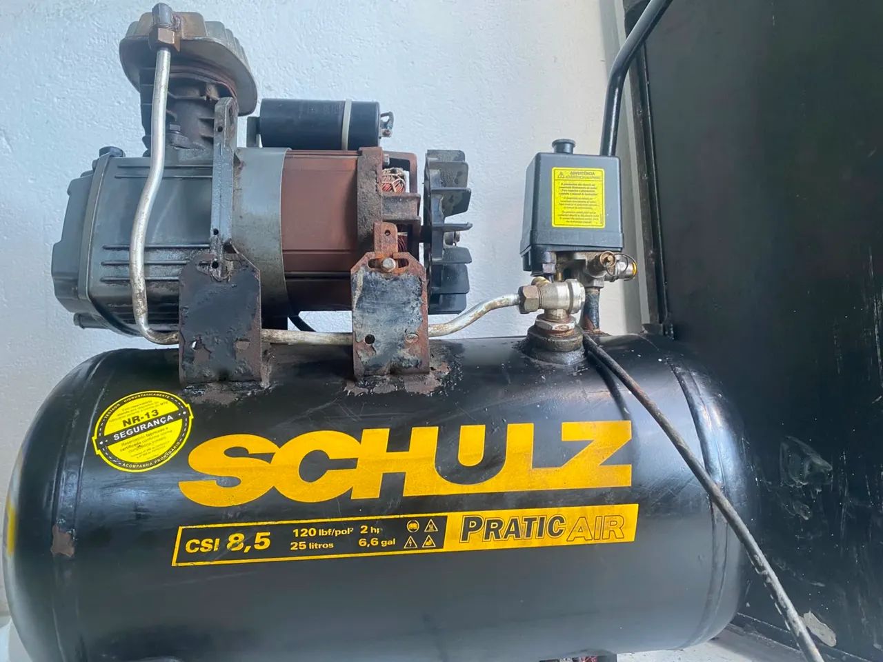 Compressor de ar comprimido.
