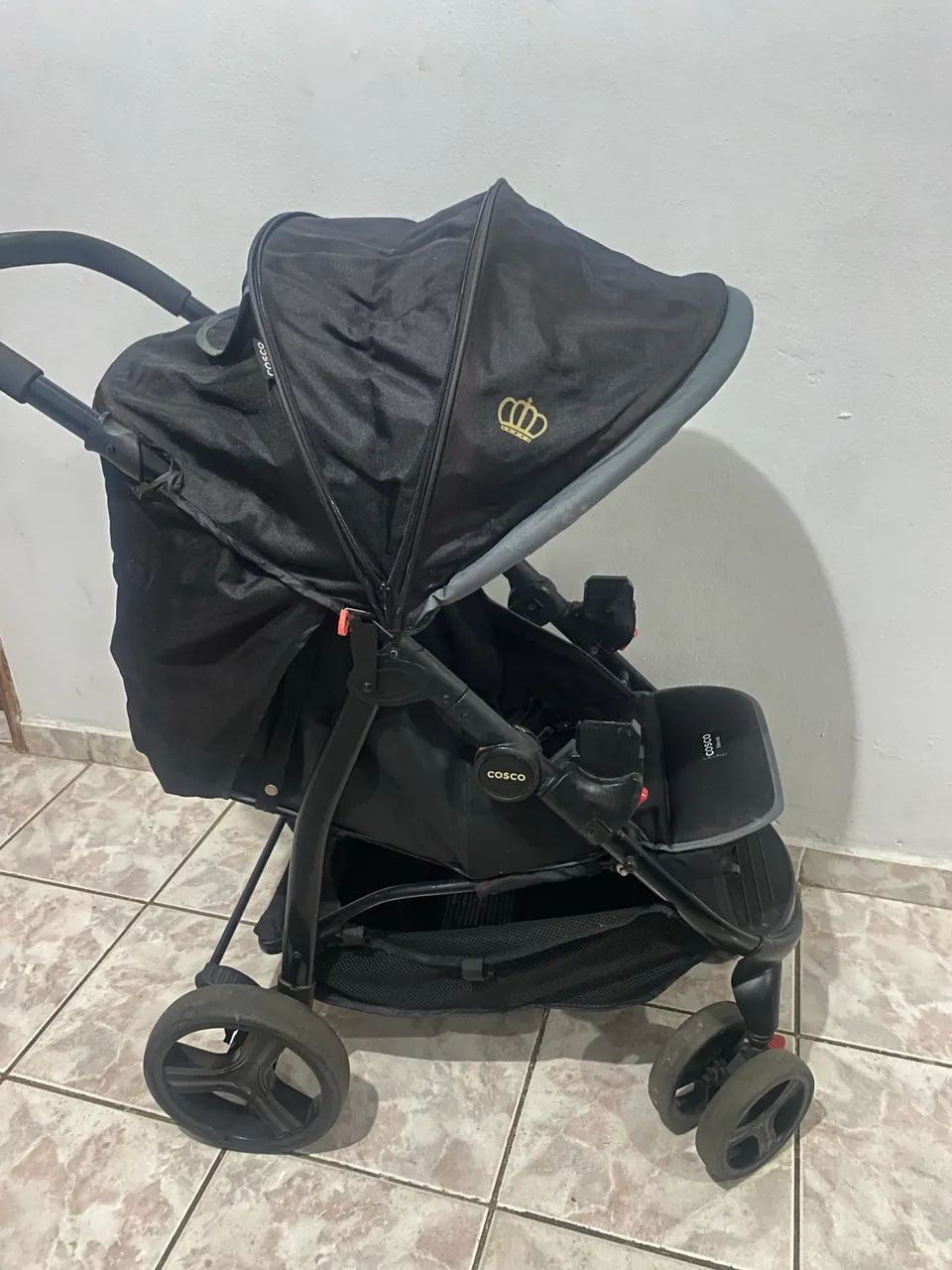 Carrinho de bebê e bebê conforto