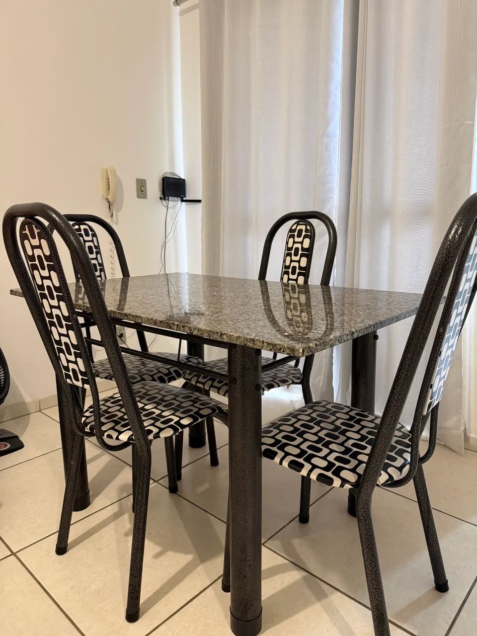 Mesa com 4 cadeiras 