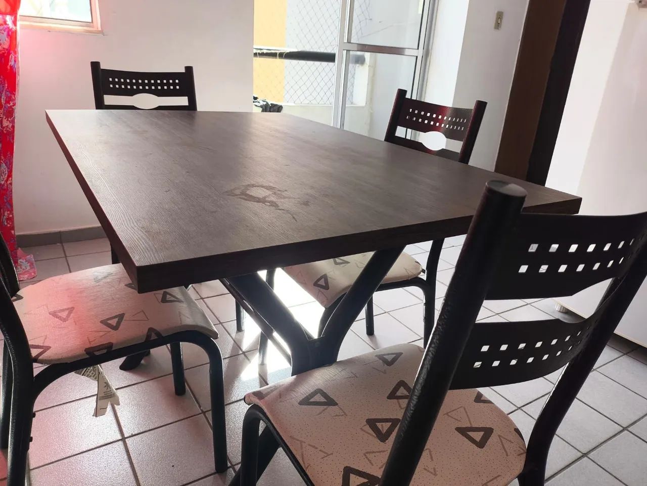 Mesa com quatro cadeiras de ferro resistente em bom estado. - Foto 4