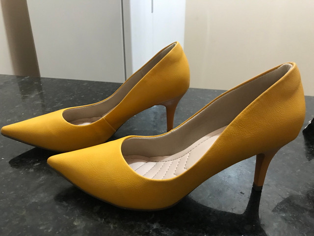 scarpin cor mostarda