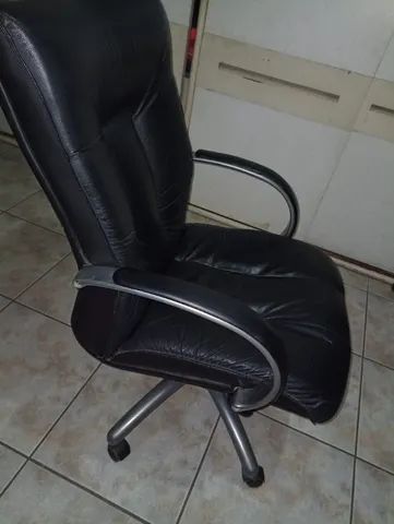 cadeira executiva giratoria de couro - Foto 2