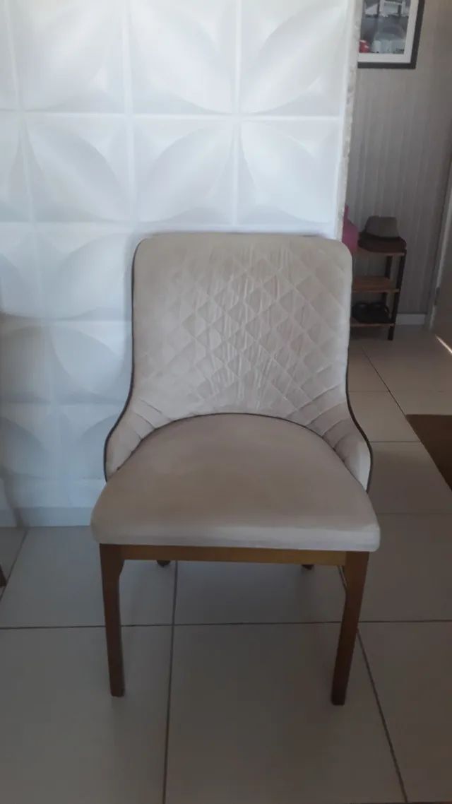 Mesa de vidro com 6 cadeiras acolchoadas  com base em vime, pé em madeira maciça.  - Foto 2