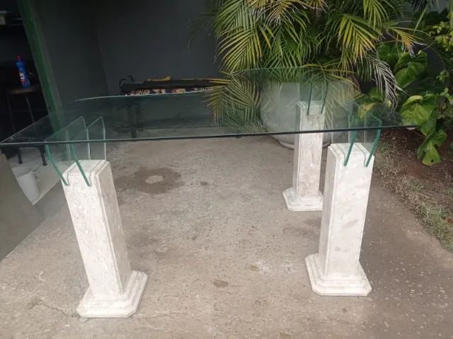 Mesa tampo de vidro pé de mármore