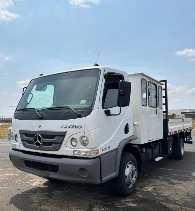 MB Accelo 1016 ano 2020 com cabine suplementar de 8 lugares, carroceria metálica, em SP