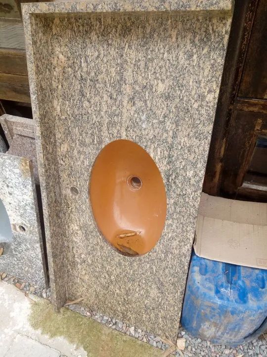 Pia com tampo em granito