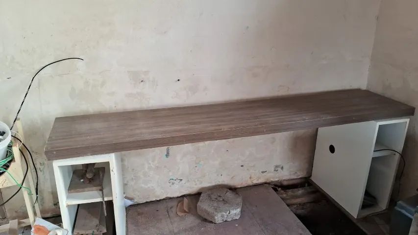 Tampo em mdf em excelente estado com nichos mdf branco para gabinete e estabilizador.