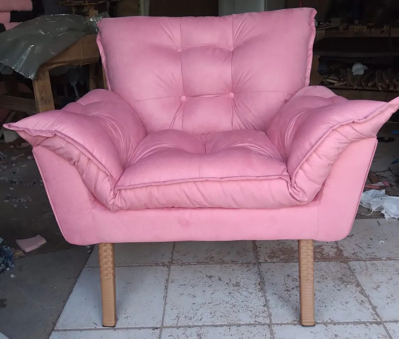 Poltrona decorativa em sued cores a escolher  - Foto 2