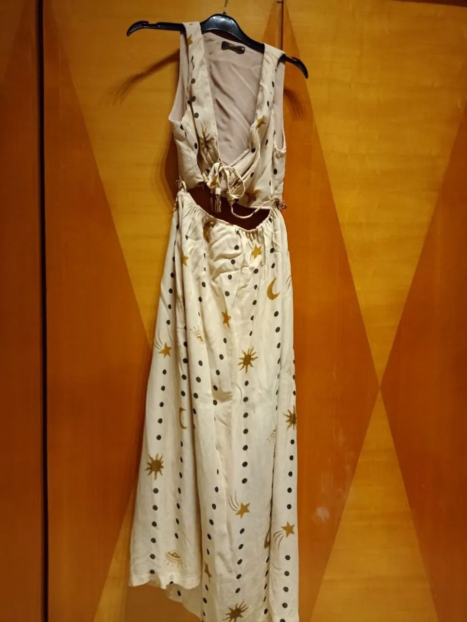 Vestido Longo Estampado com Detalhes em Dourado
