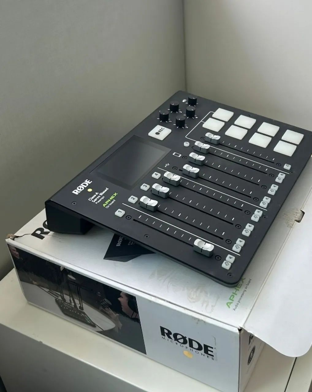 RØDE RØDECaster Pro - Mesa de Podcast Profissional