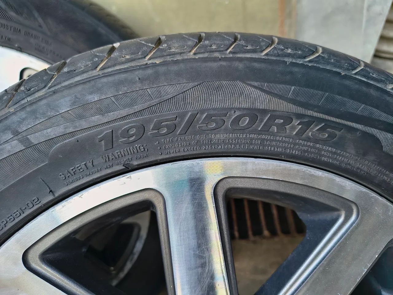 Vendo rodas 15 com peneu, 4 furos 4/100 - Foto 4