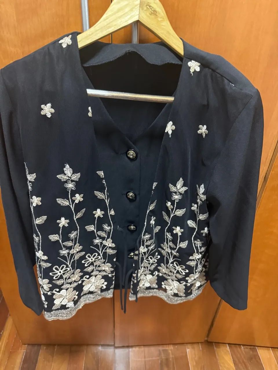 Blazer preto com bordado floral - Foto 4