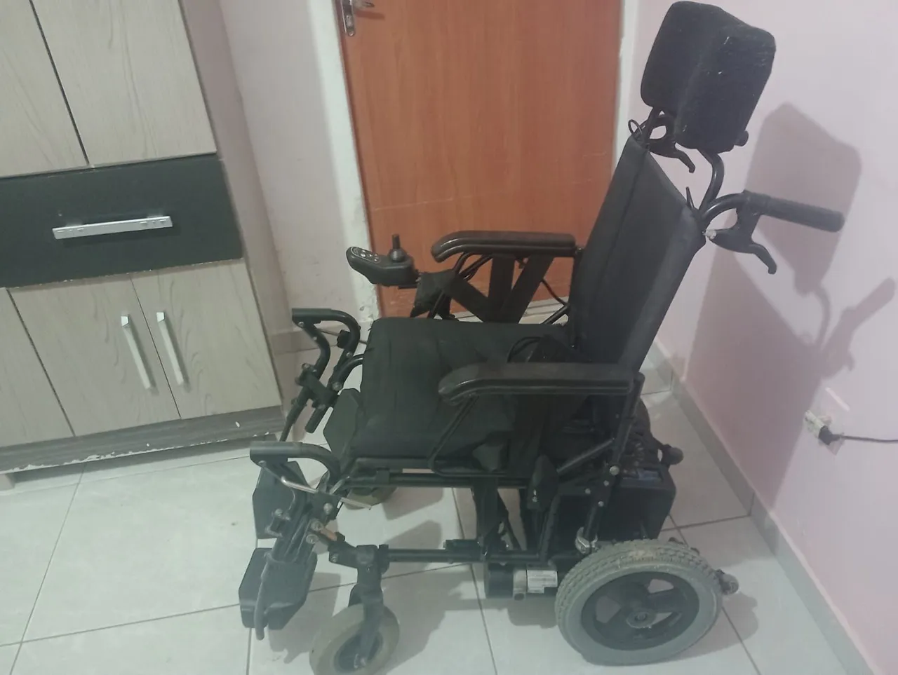 Cadeira de Rodas Elétrica FRIDOM com Encosto Ajustável