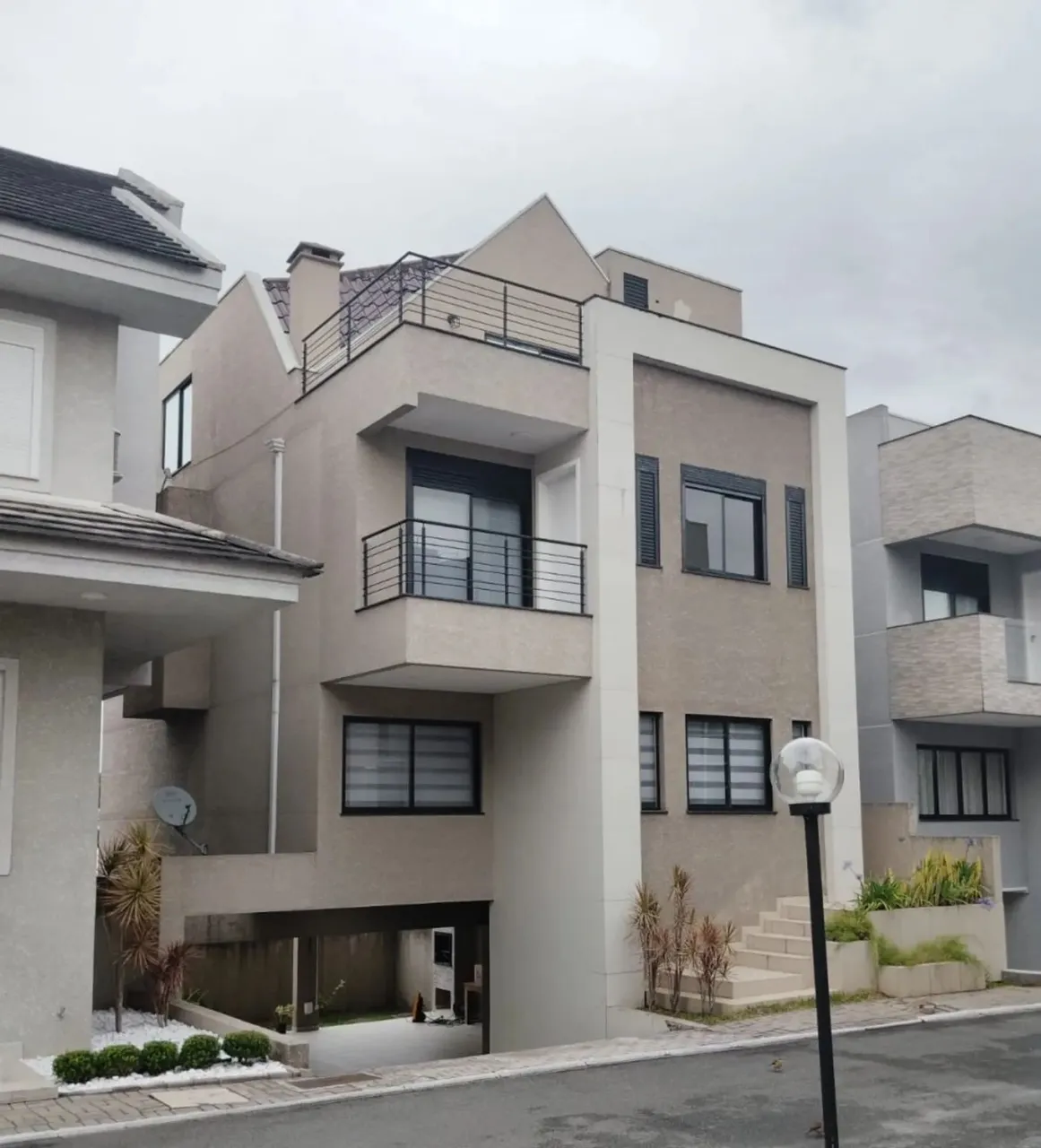 Sobrado Alto Padrão em Condomínio Fechado 5 Quartos | 4 Suítes | 314 m² | Campo Comprido