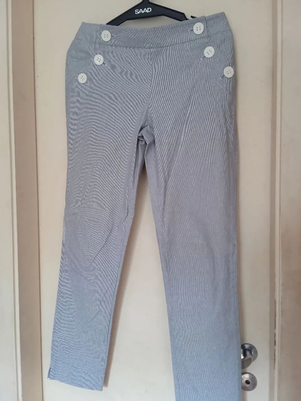 Calça Social Listrada com Detalhes