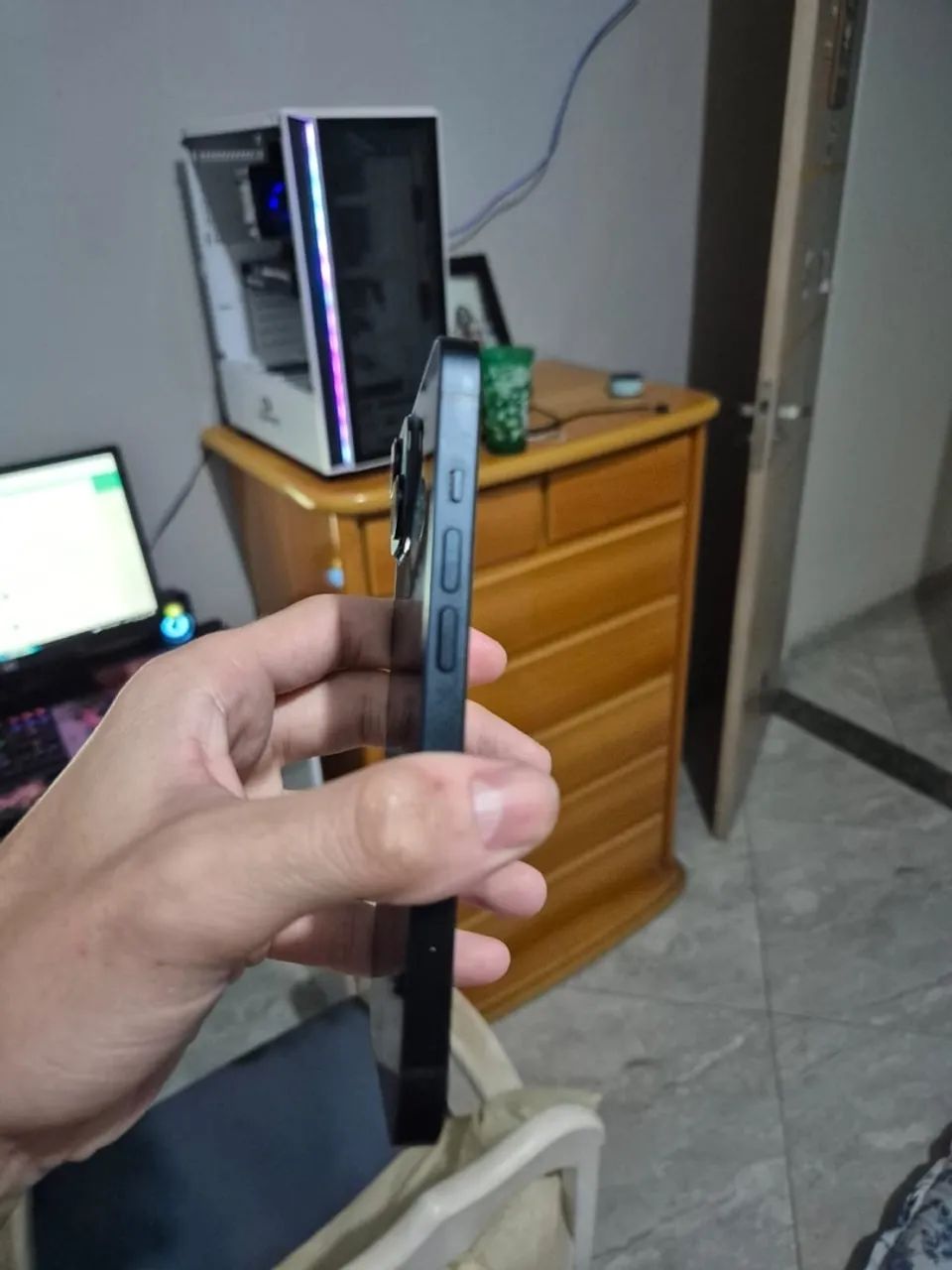 Iphone Azul escuro, 128Gb  Bateria 87%  1 ano de uso Funciona tudo! Leva capa e carregador - Foto 4