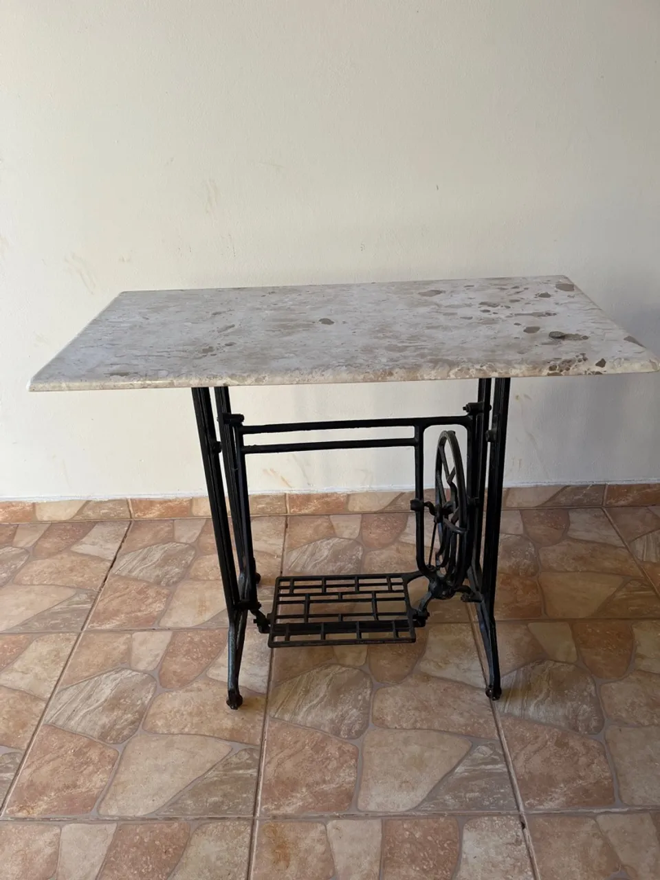 Mesa Antiga de Máquina de Costura