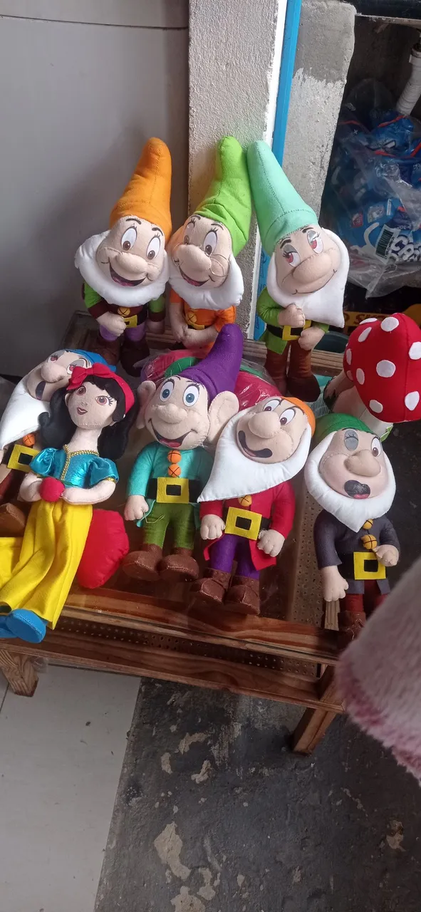 Bonecos e Pelúcias dos 7 Anões e Branca de Neve