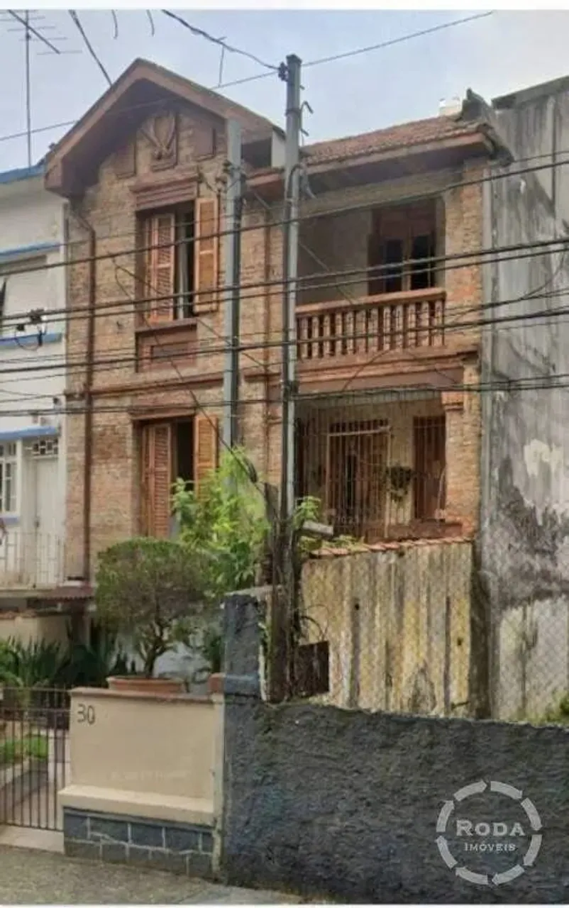 Sobrado geminado de um lado com 3 dormitórios para alugar no Embaré