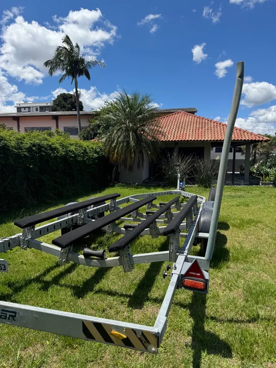 Carretinha Rodoviária documentada para lancha até 26 pés, berço é ajustável