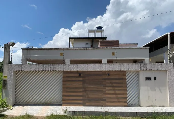 CASA COM SISTEMA DE ENERGIA SOLAR. BAIRRO UNIVERSIDADE, EM RESIDENCIAL FECHADO