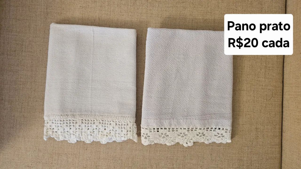 2 Panos de prato branco com bico em crochê 