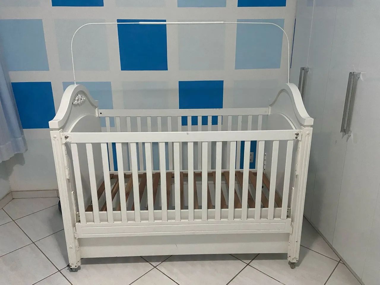 Berço de bebê branco em Madeira Maciça64307309834755121