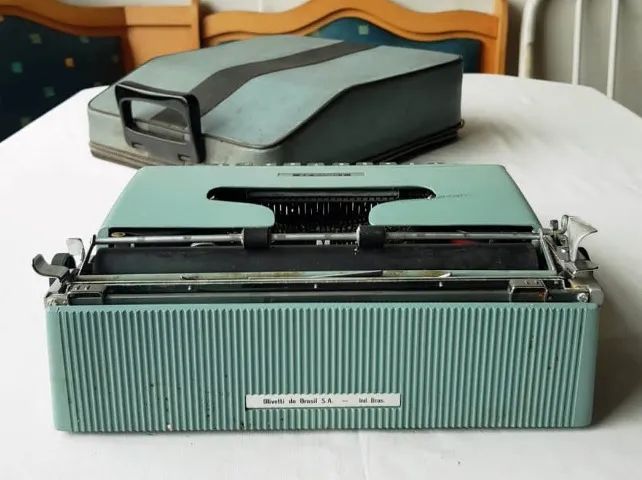 Antiguidade - Máquina de Escrever Olivetti - Modelo Lettera 22 - Anos 60 - Foto 5