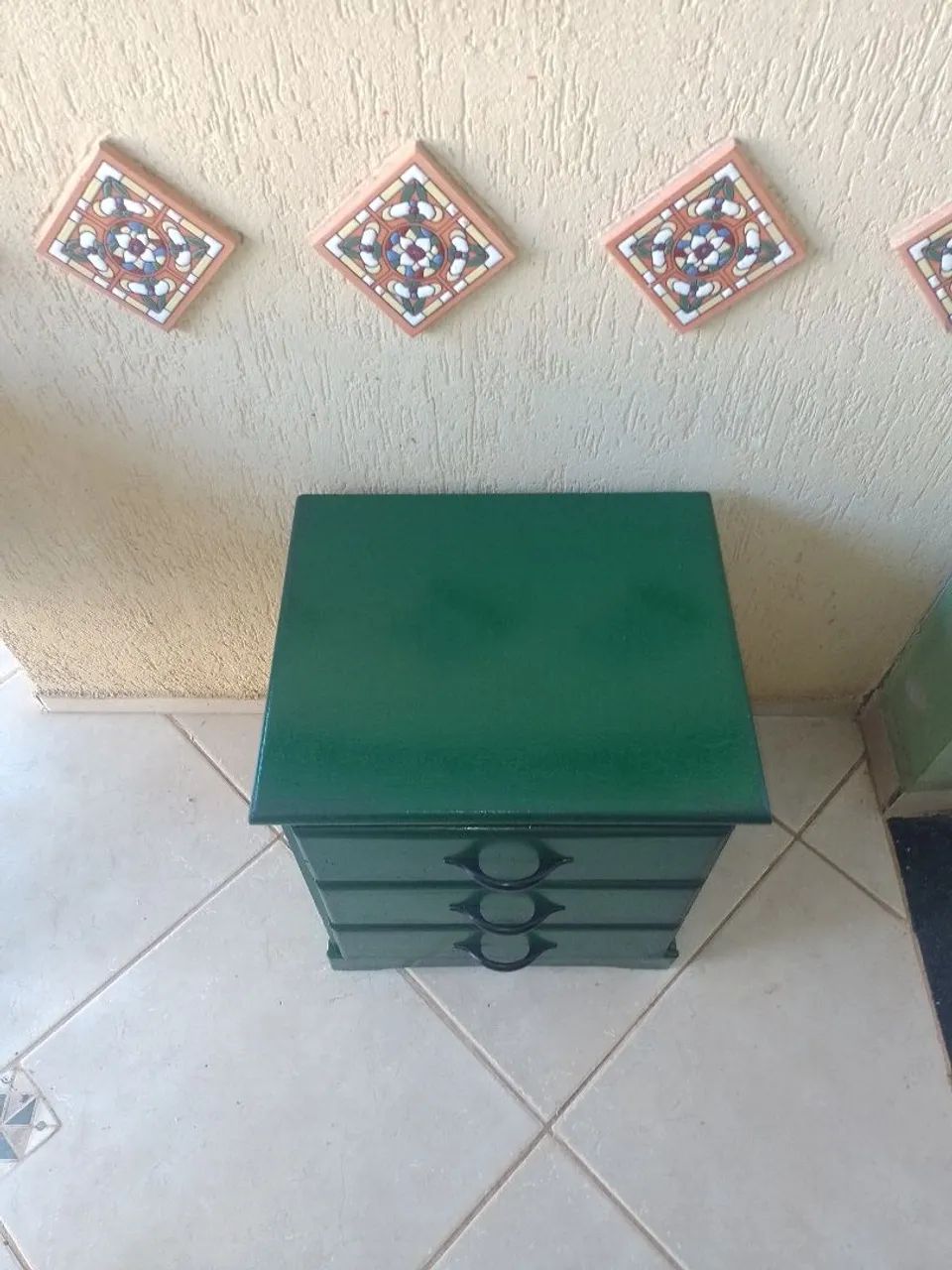 Criado mudo  de madeira verde com palha  - Foto 2