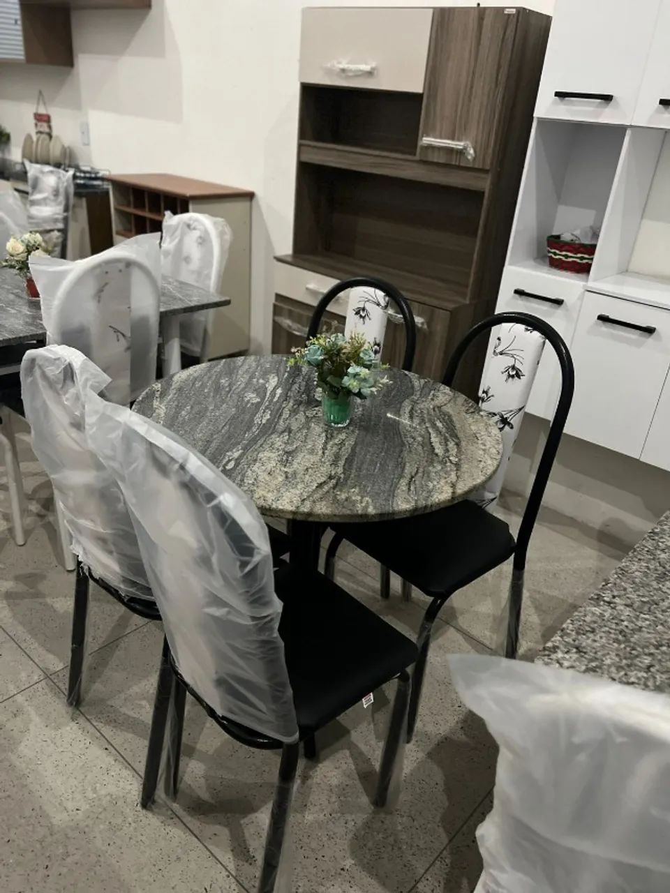 "Requinte e Robustez para Sua Sala de Jantar: Mesa com 4 Cadeiras, Tampo de Granito e Estr