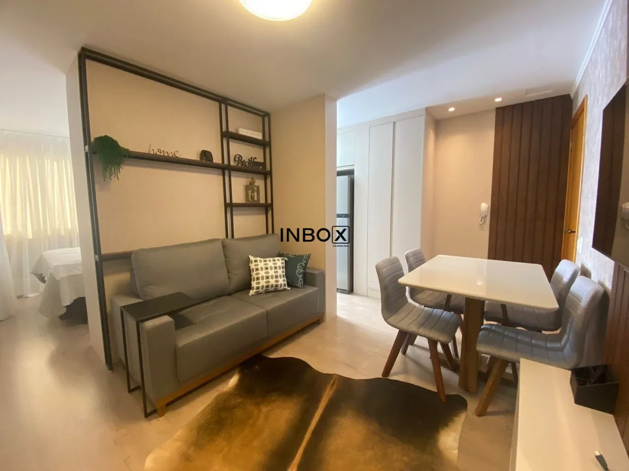 INBOX CIA IMOBILIÁRIA ALUGA - Apartamento de um quarto mobiliado e decorado no Centro.