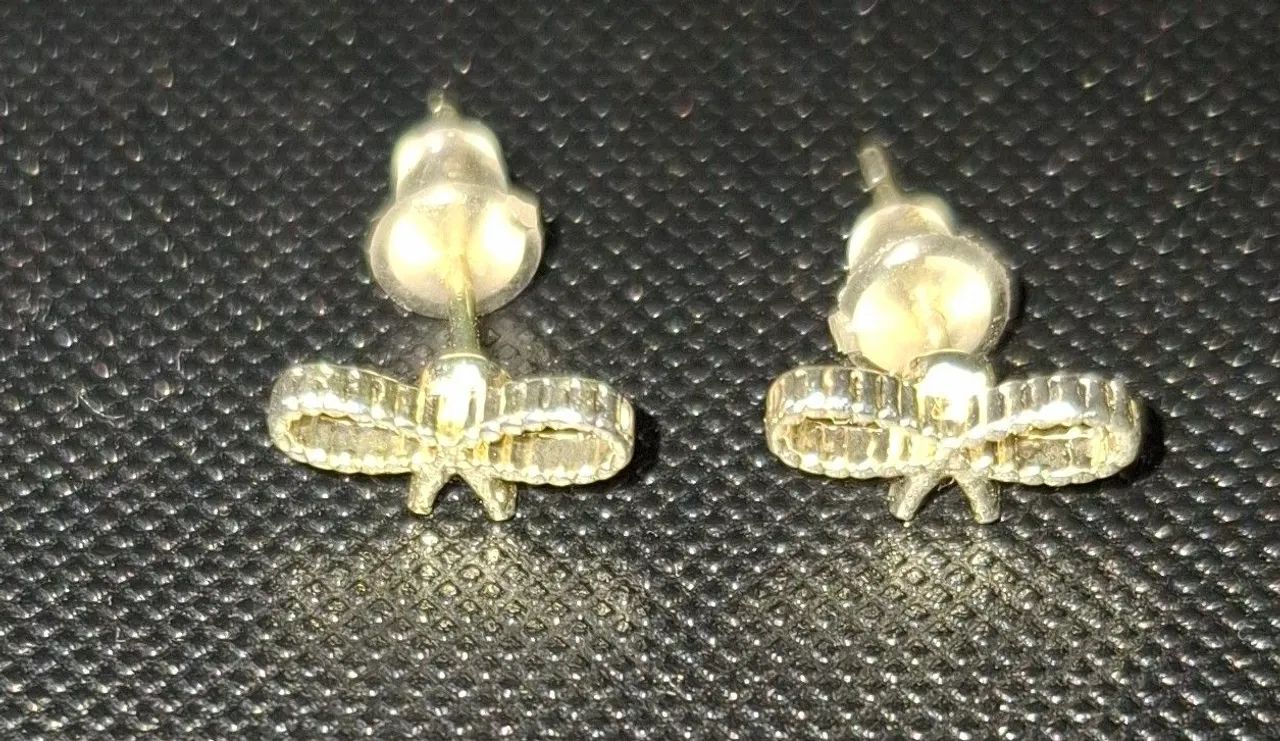 Brincos Prateados Pequenos e Delicados - Foto 2