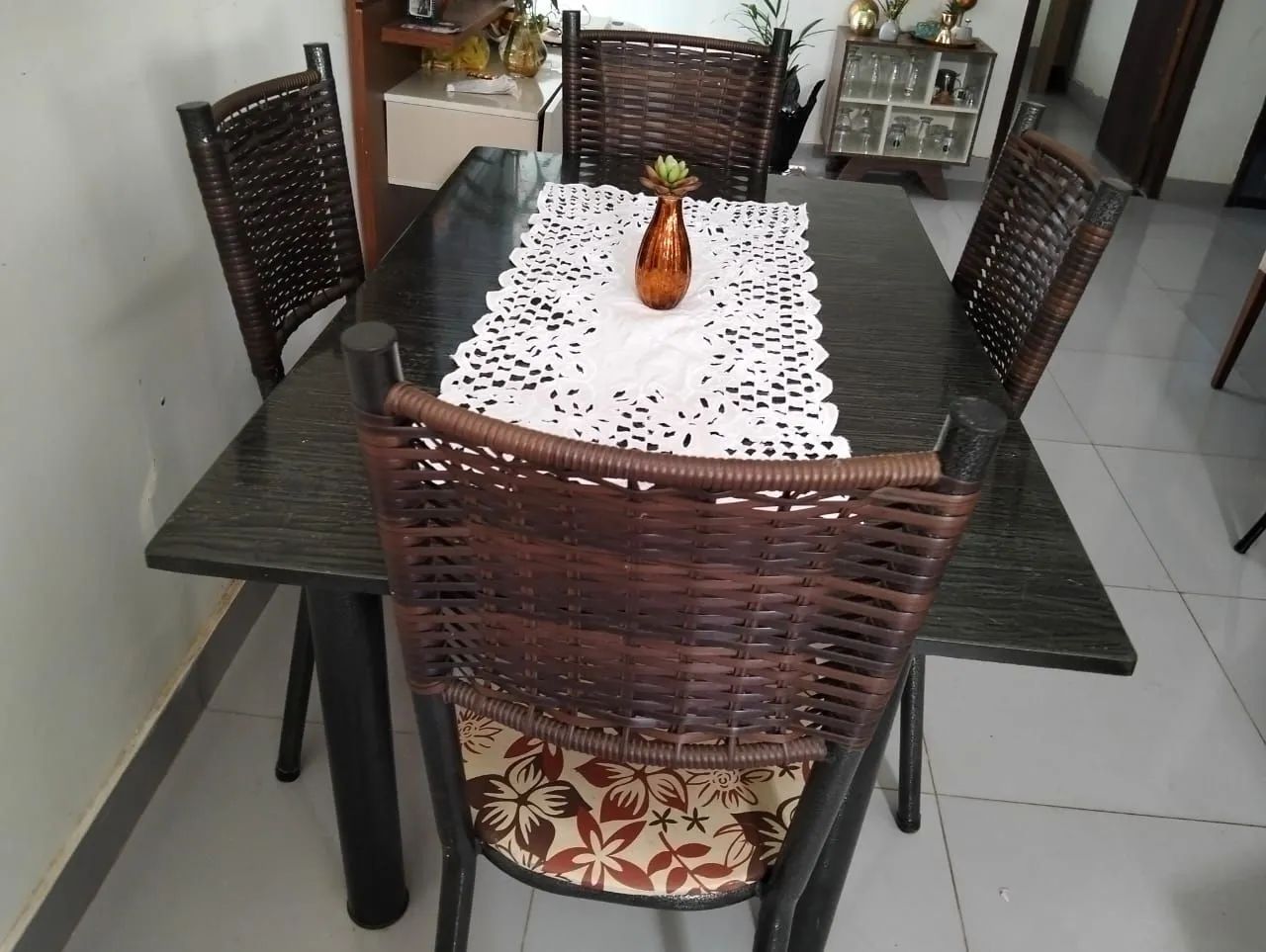 Mesa de Jantar com 4 Cadeiras  em Fibra