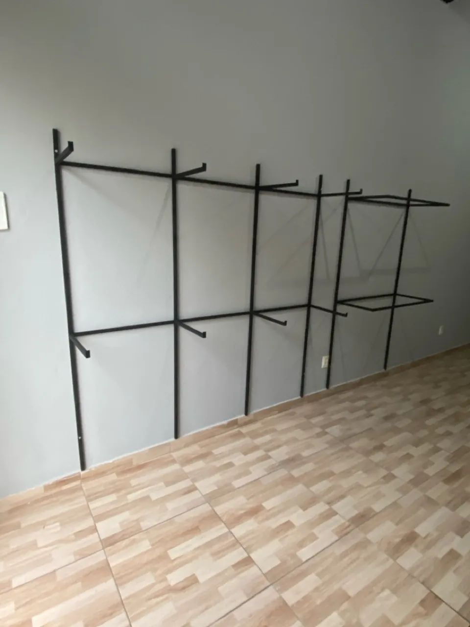 Arara de Roupa em Metal Preto - Foto 2