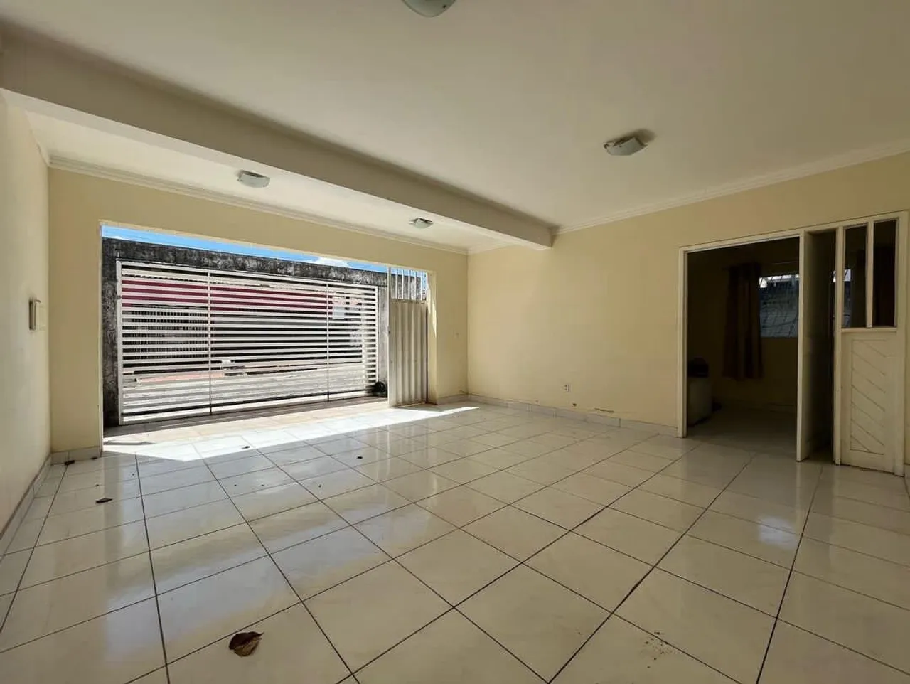 Vende-se uma casa no conjunto amarante, quitada , aceita carro como entrada.