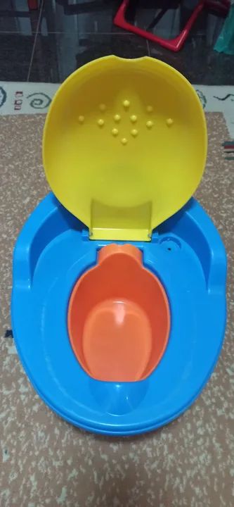 Vendo Troninho / pinico 3 em 1-  Musical que se transforma em banquinho. - Foto 3