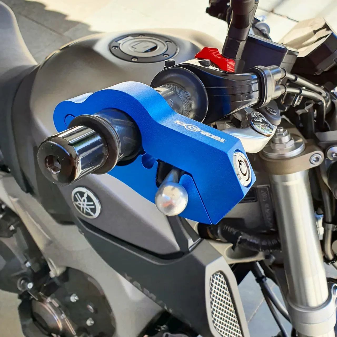 Dispositivo de proteção e segurança contra furtos para motos e bicicletas