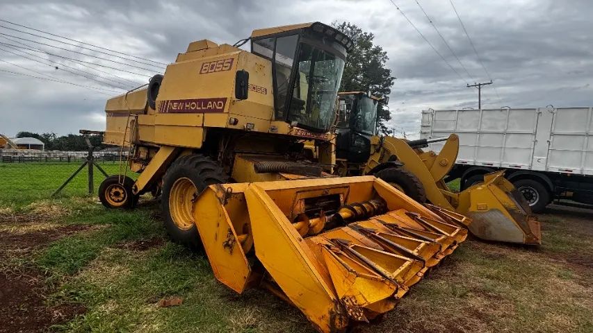 Vende-se Colheitadeira New Holland 8055 Gabinada ano: 1988
