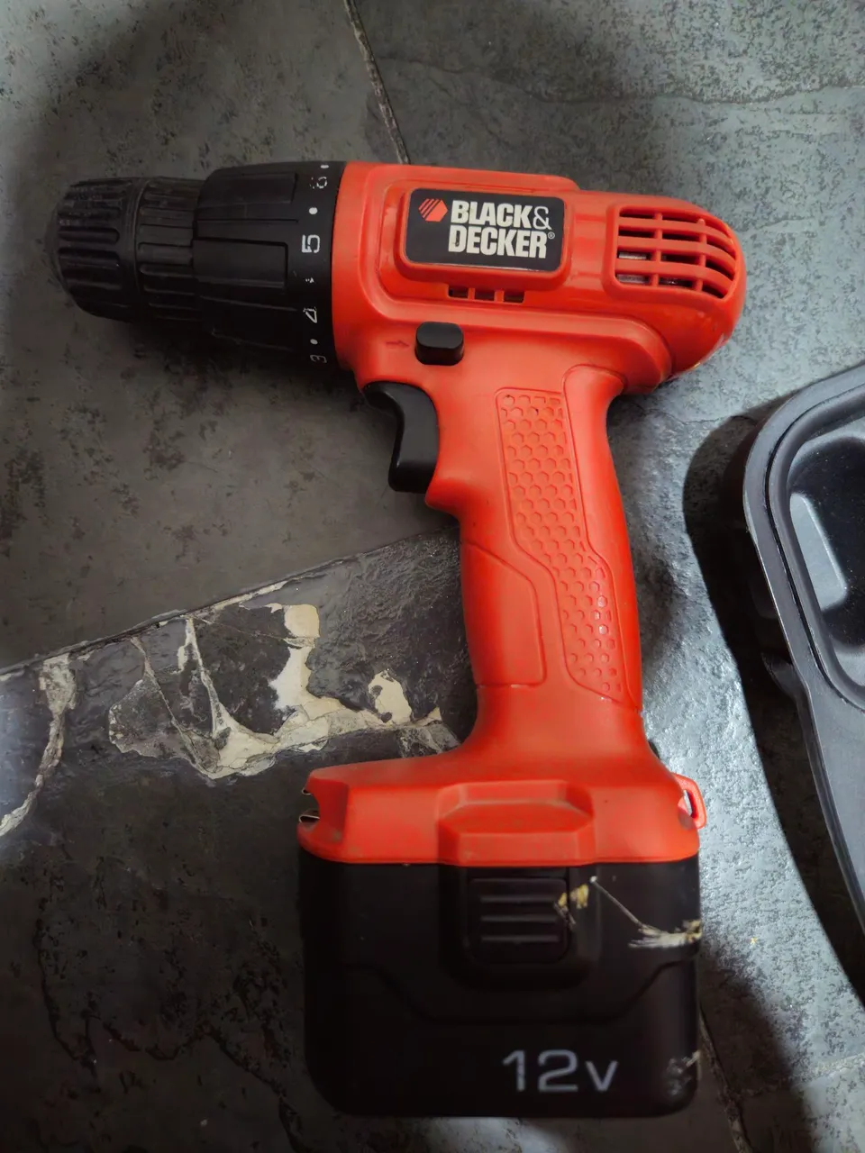 Parafusadeira/Furadeira Black & Decker 12V