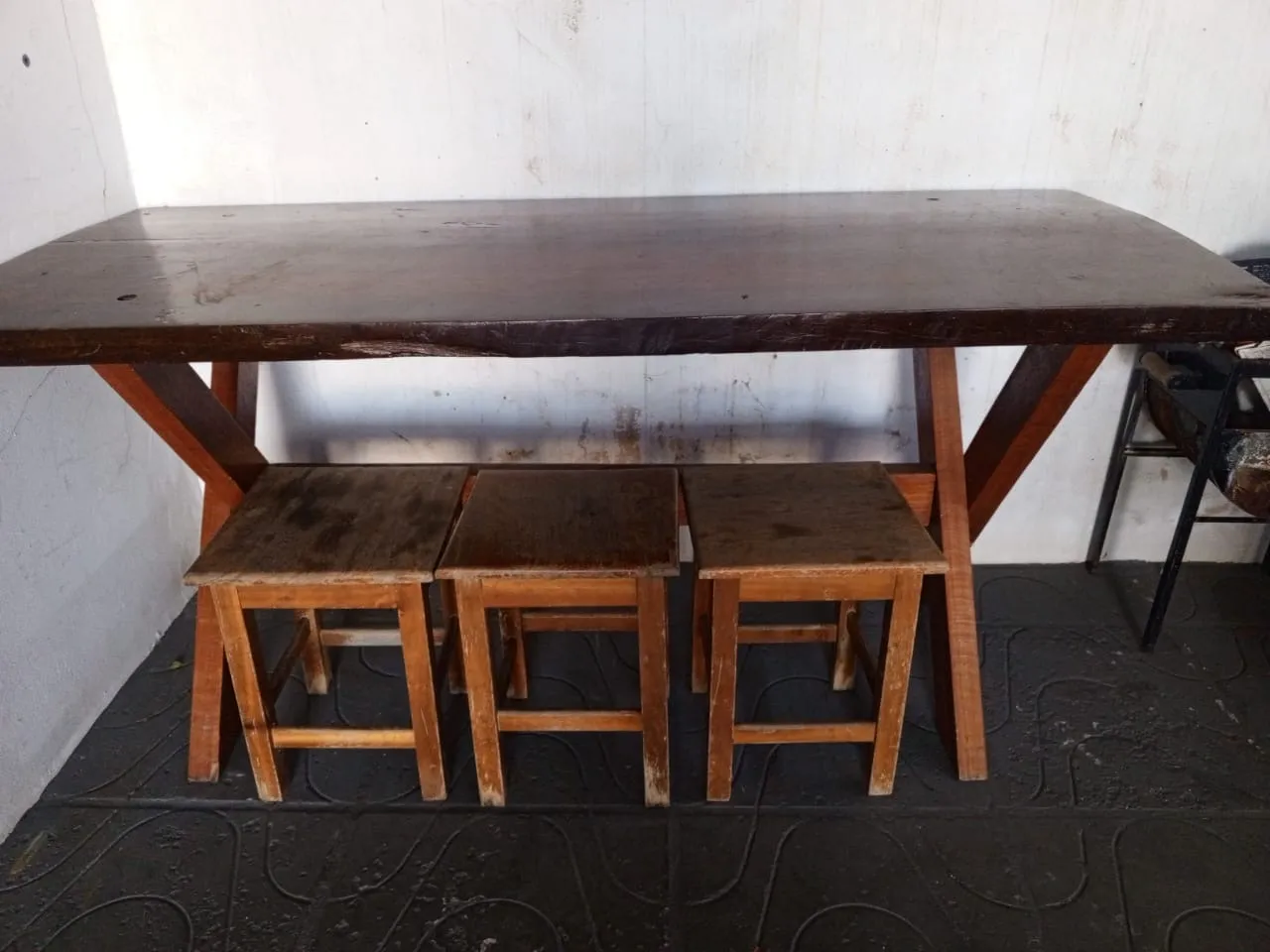 Mesa de madeira rústica com 3 bancos