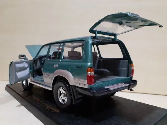 Miniatura Toyota Land Cruiser 1992 1/18 Road Signature Hobbies e