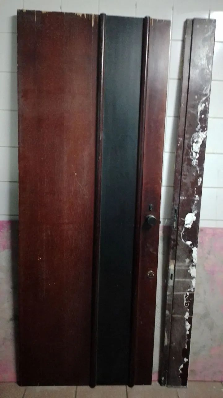 Porta de madeira com porta e chave64960500653441120