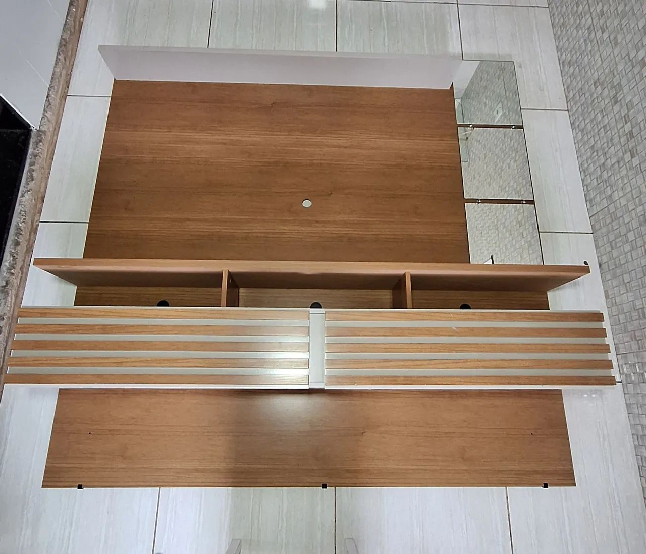 Painel para TV em MDF com Espelhos e Portas Basculantes - 2,00m x 1,83m