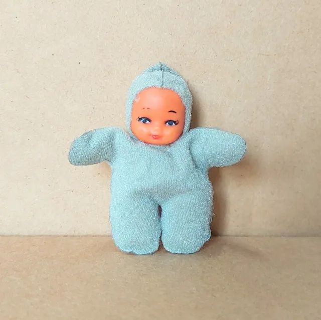 brinquedo - boneca miniatura bebê de pano taninha cinza azulado (usada)
