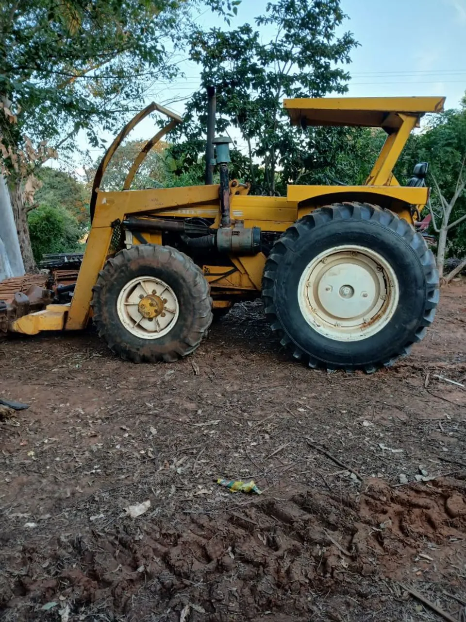 Trator Agrícola Amarelo