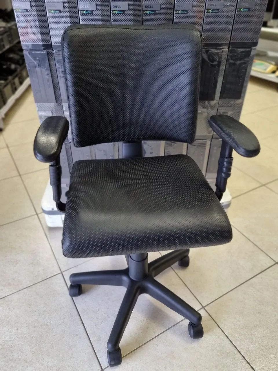 Cadeira de Escritório Ergonômica Preta com Apoio de Braços. 