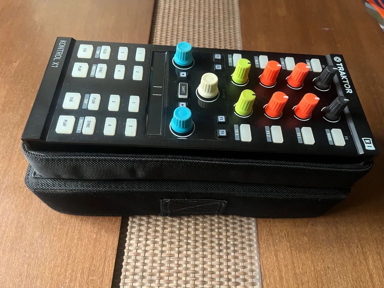 Traktor Kontrol X1 MK2 専用ケース付き　DJコントローラ TRAKTOR KONTROL X1 MK2 ケース付き Traktor Kontrol X1 MK2